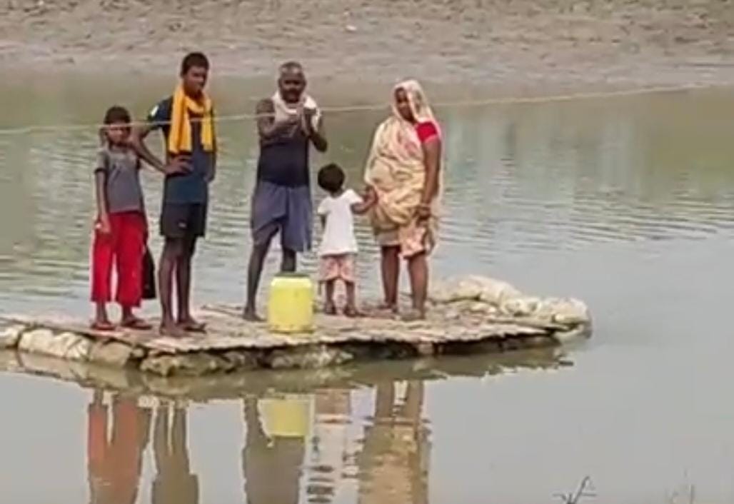 Bihar news hajipur vaishali rampur shyamchand villagers cross river ropebjugaad boat vaishali News