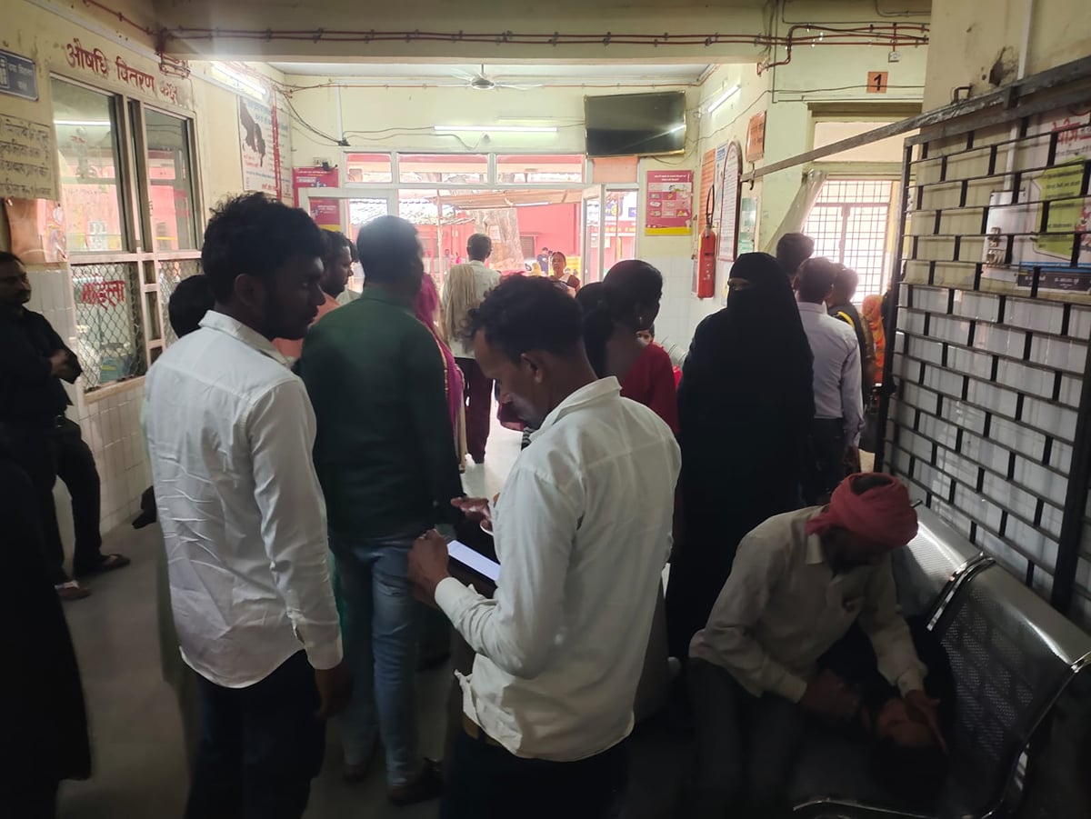 Basti News: संविदा कर्मियों की हड़ताल से स्वास्थ्य सेवाओं पर संकट, मरीज बेहाल