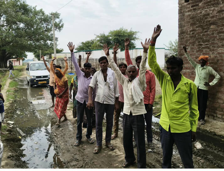 Budaun News: जलभराव से परेशान ग्रामीणों ने किया प्रदर्शन