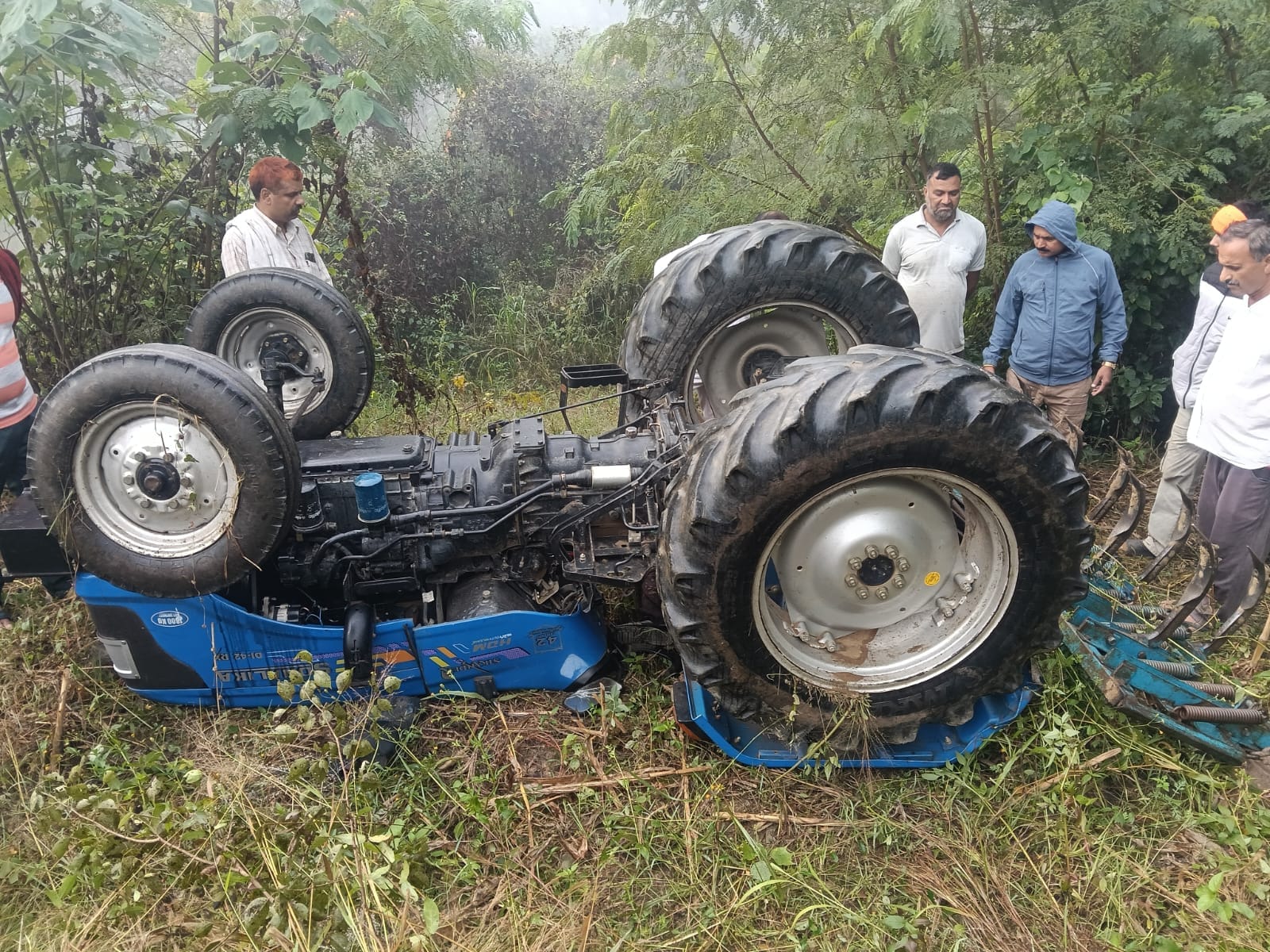 जररी गांव खेत में पलटे ट्रैक्टर की नीचे दबा चालक। स्रोत जागरूक पाठक