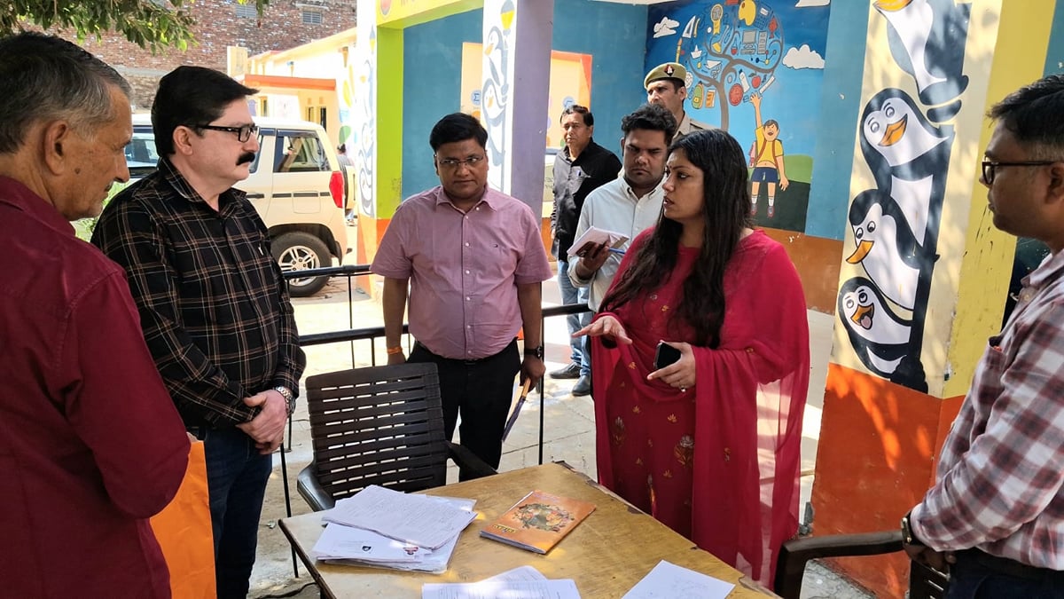 Noida News: बूथों पर बैठे बीएलओ, जमा किया नाम जोड़ने का आवेदन