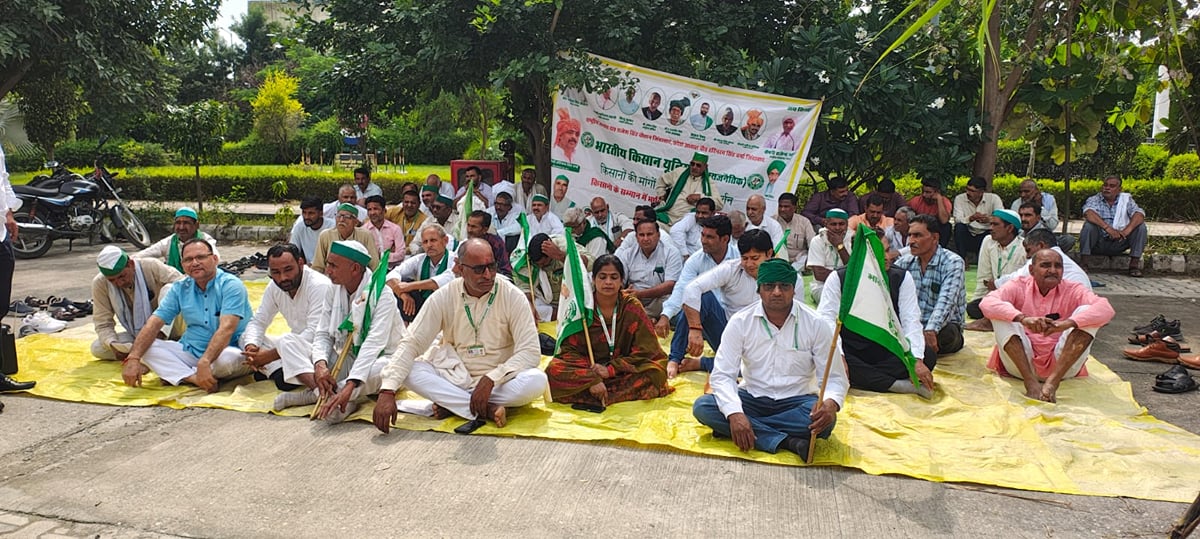 Hapur News: गन्ना मूल्य 500 रुपये प्रति क्विंटल करने की मांग, किसानों ने घेरा कलक्ट्रेट, प्रदर्शन