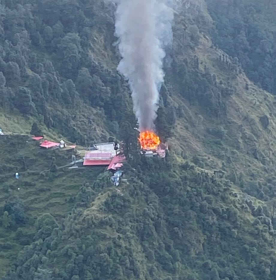 कपकोट के बदियाकोट मंदिर में लगी आग। स्रोत जागरूक पाठक