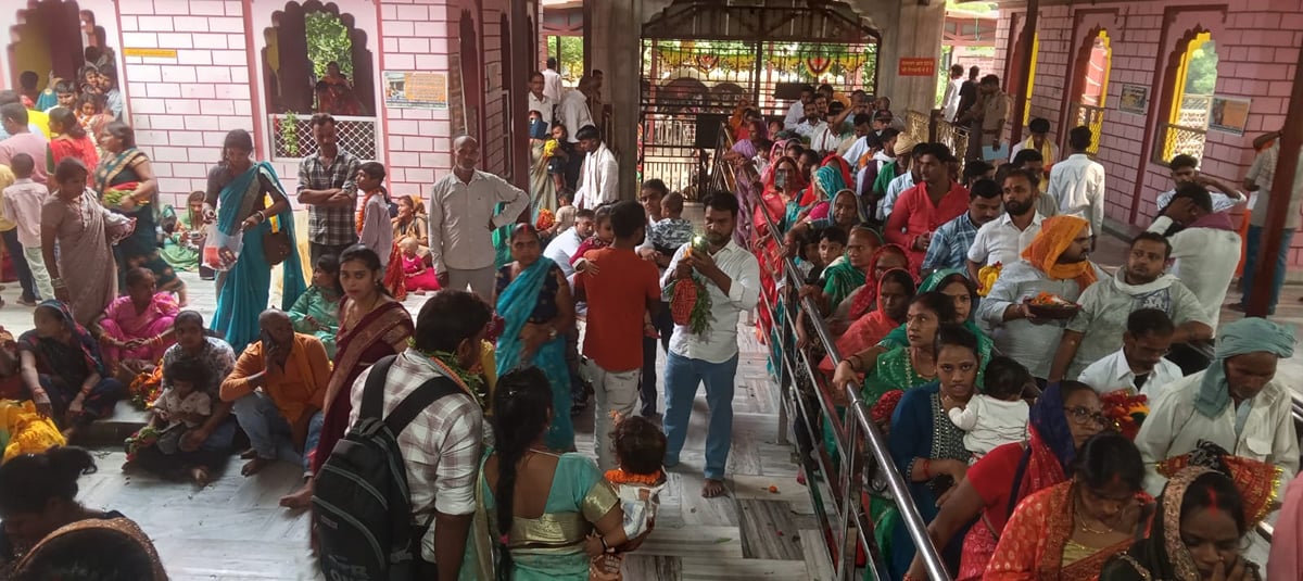 Mirzapur News: मां कात्यायनी से मांगी समृद्धि-खुशहाली कामाख्या धाम में 20 हजार श्रद्धालु पहुंचे