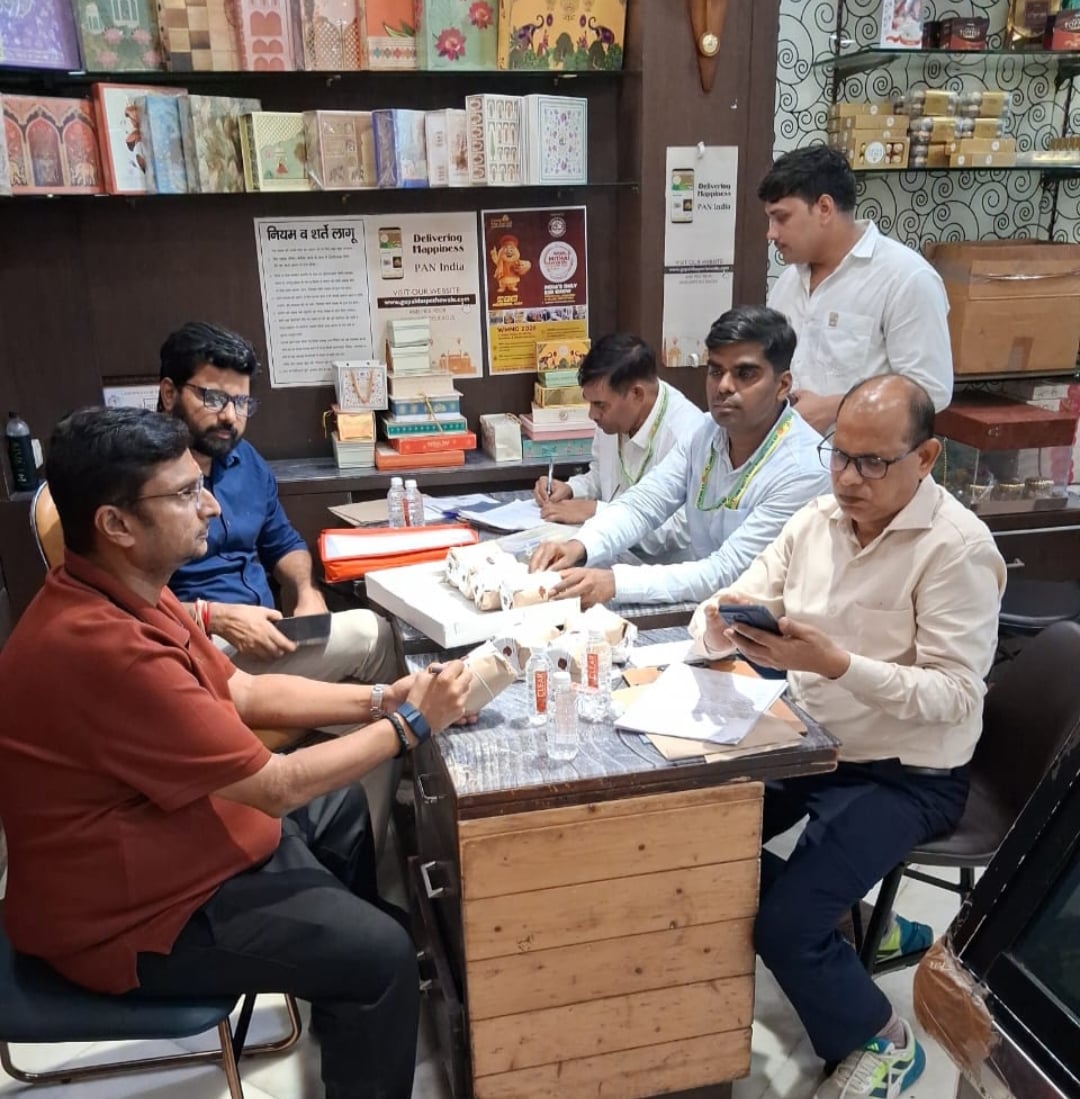 Agra News: घी-पनीर के नमूने जांच के लिए भेजे लैब