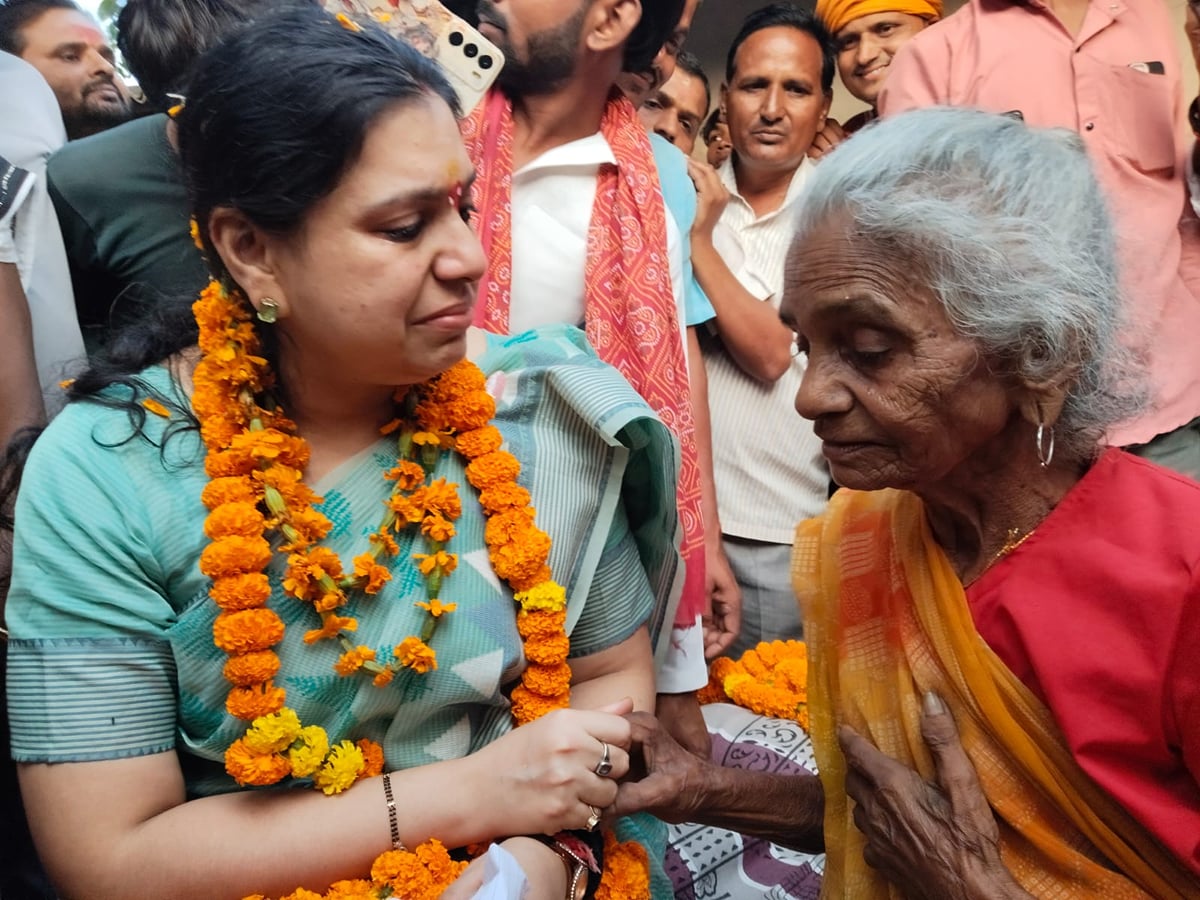 Mirzapur News: तीन साल बाद मिलीं दिव्या मित्तल तो मां-बेटी की तरह लिपटकर रोईं दुईजी देवी