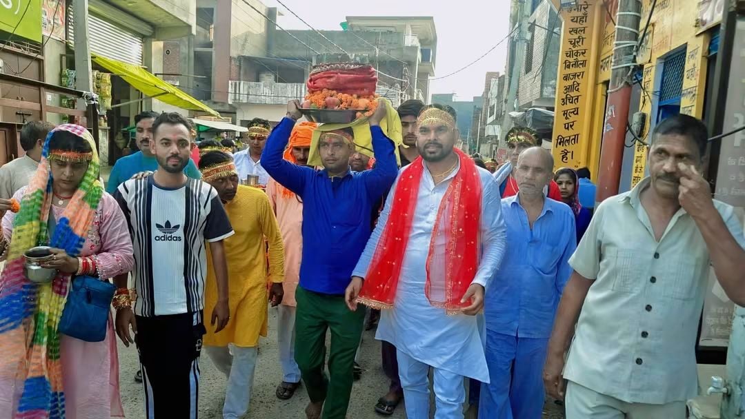 Meerut News: दिव्य ज्योति लेकर लौटे श्रद्धालुओं का स्वागत