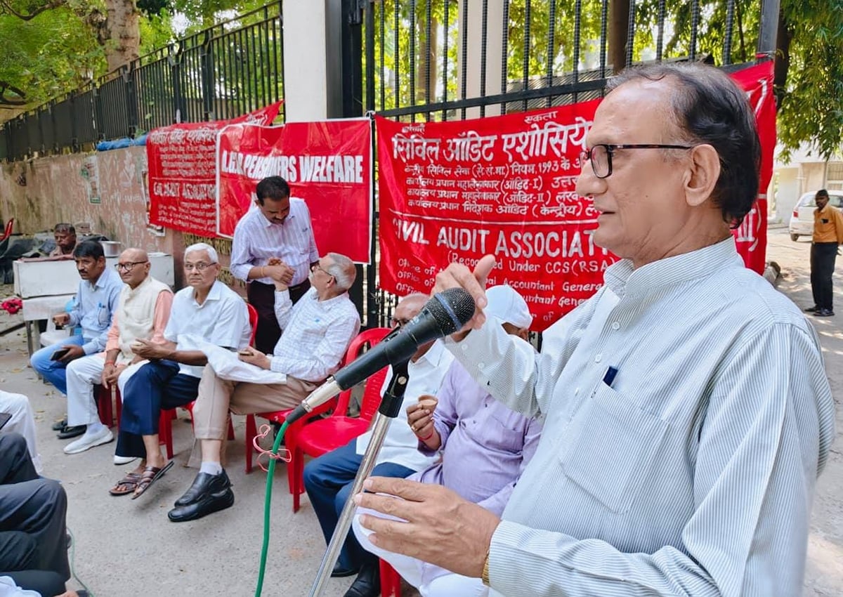 Prayagraj News: महंगाई भत्ता नहीं बढ़ने पर कर्मचारियों और पेंशनभोगियों ने जताया विरोध