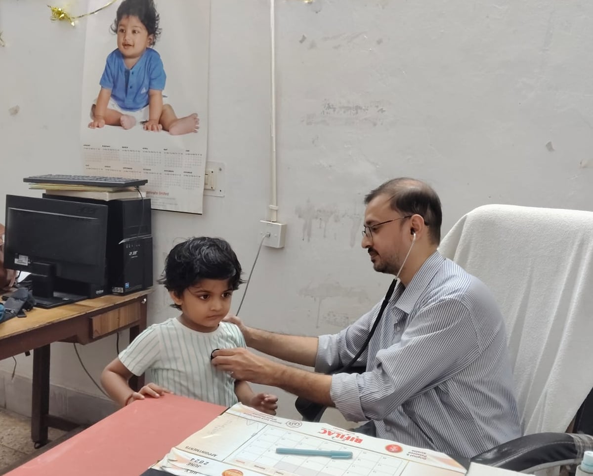 Azamgarh News: मौसम में बदलाव से बढ़े बुखार और जुकाम के मरीज