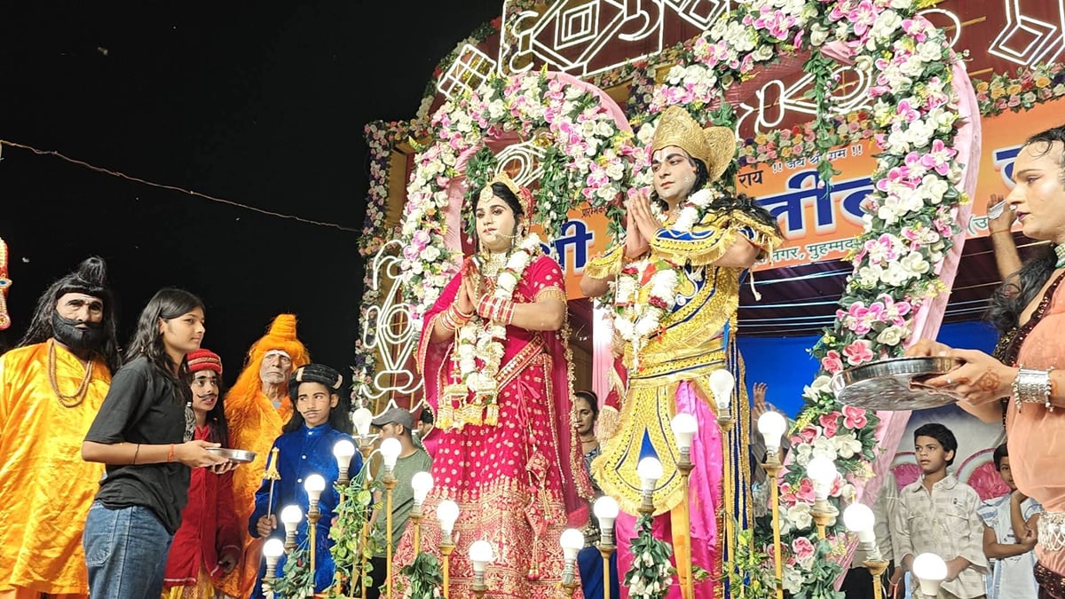 Mirzapur News: प्रभु राम ने माता सीता के गले में डाली वरमाला, भक्तों ने लगाए जयकारे