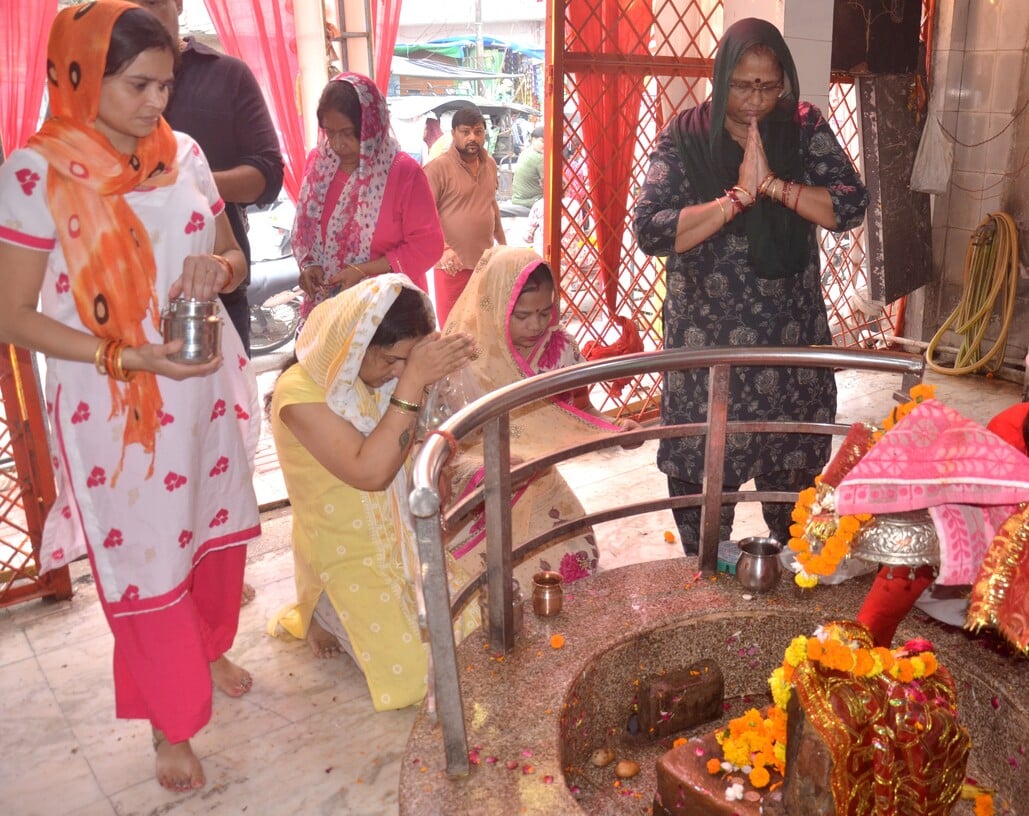 Aligarh News: मां कात्यायनी का किया गुणगान, मंदिरों में गूंजे भजन