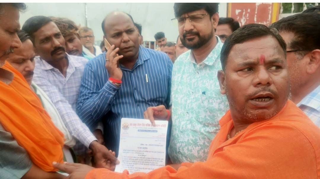 Shahjahanpur News: चीनी मिल के जीएम को सौंपा ज्ञापन