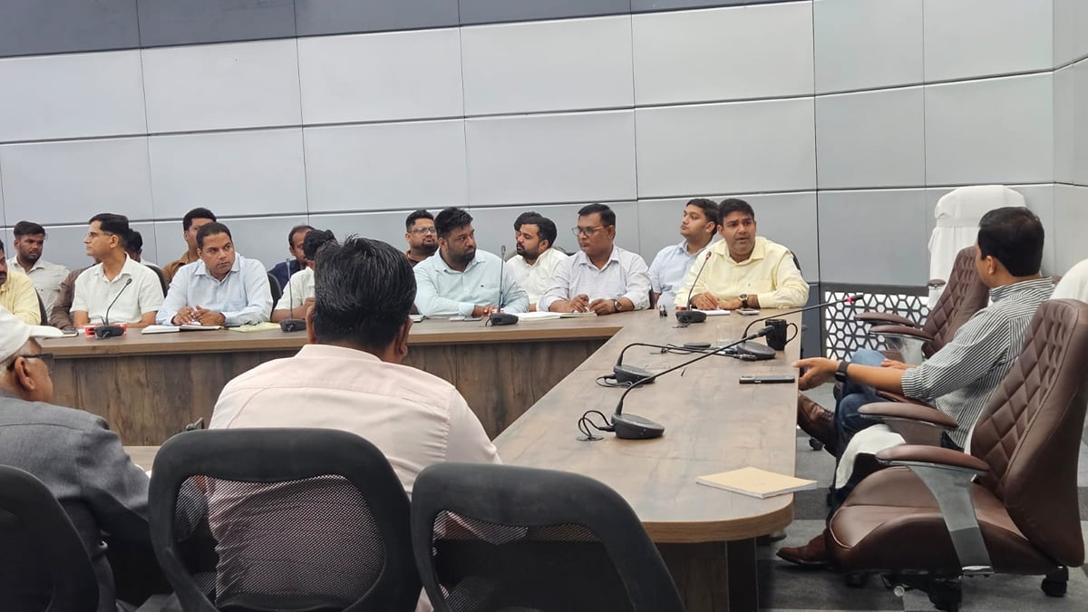 Aligarh News: अलीगढ़ की तंग गलियों में कूड़ा फेंका तो ढोल-नगाड़ों के साथ पहुंचेगा नगर निगम का नोटिस
