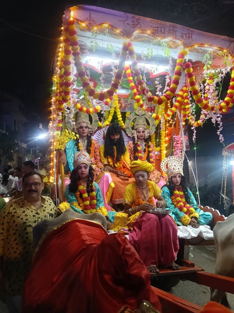 Lakhimpur Kheri News: रथ पर राम-लखन, झांकियों में सजे देवी-देवता