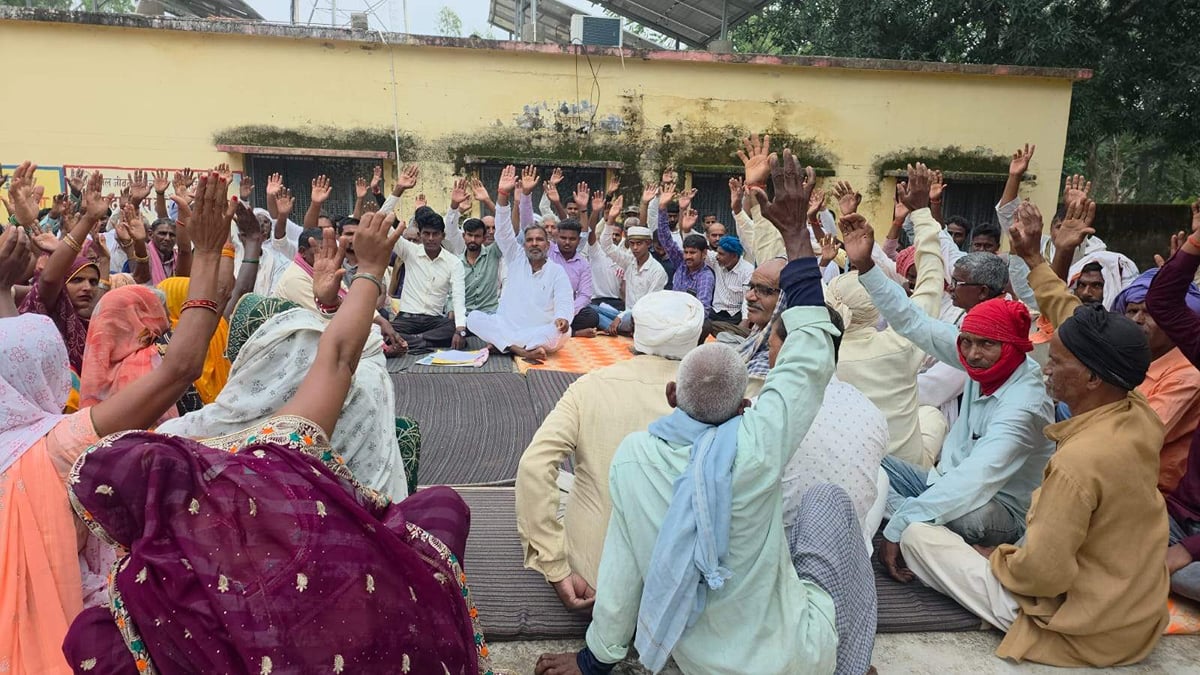 Chandauli News: सत्यापन के नाम पर उत्पीड़न का आरोप, किया प्रदर्शन