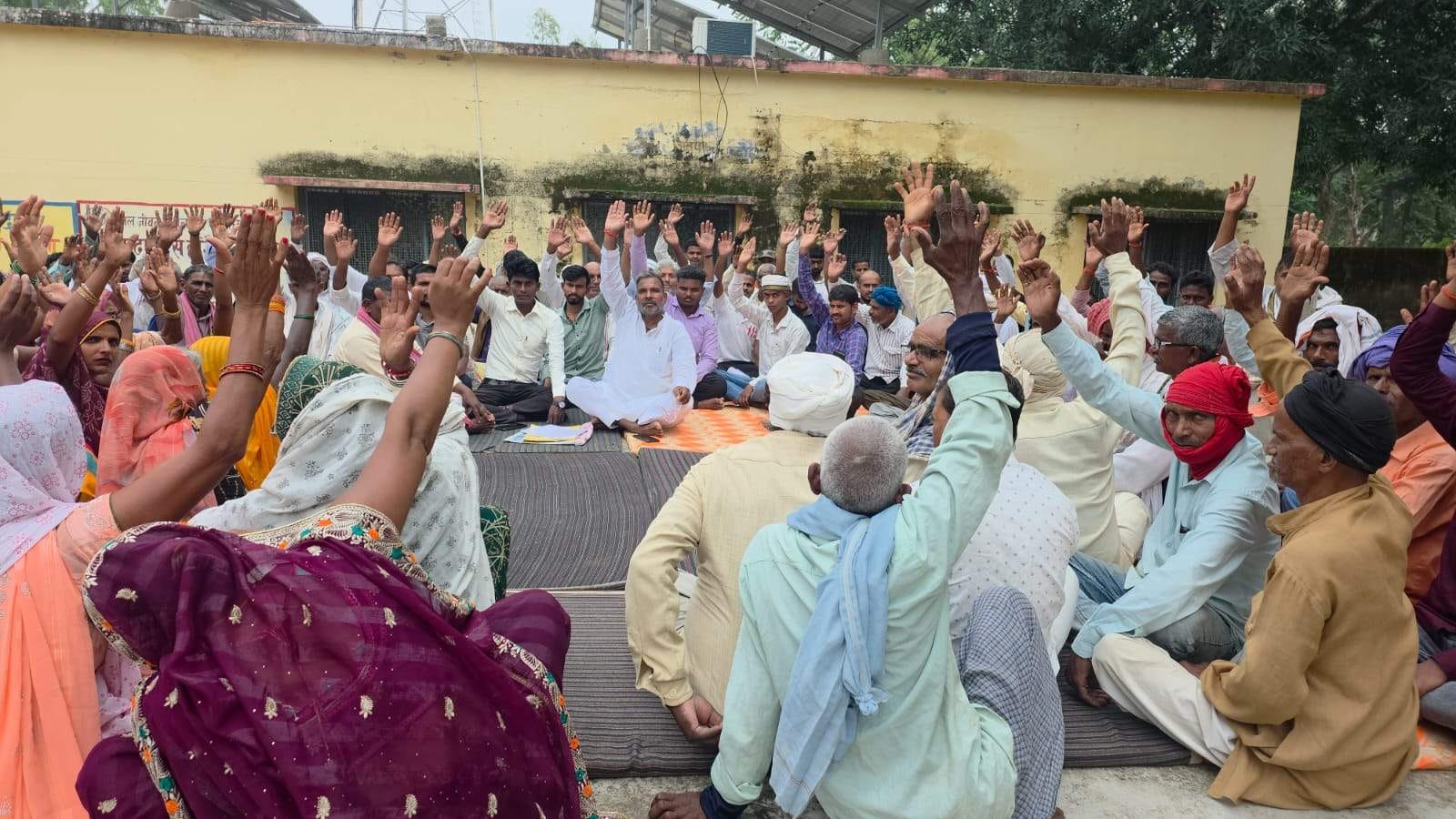 नौगढ़ ब्लाक पर प्रदर्शन करते लोग। स्रोत:-जागरूक पाठक