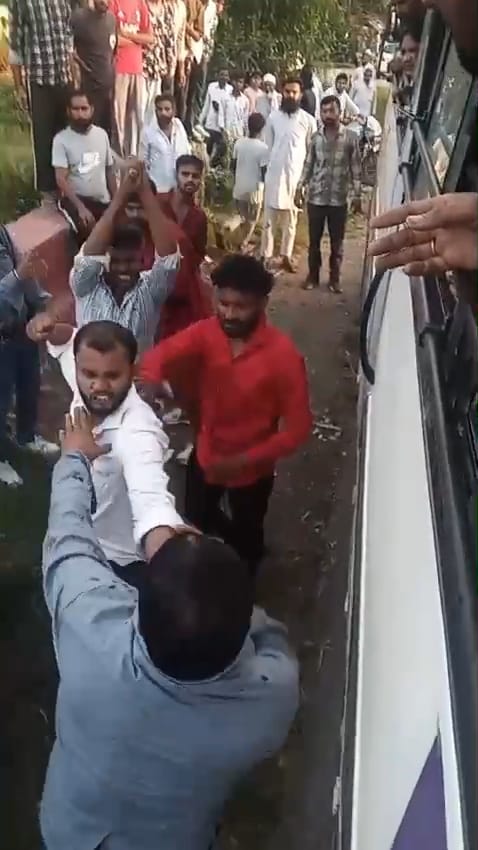 नूरपुर-नहटौर मार्ग पर रोडवेजकर्मियों के साथ मारपीट करते युवक स्रोत वीडियो ग्रेव