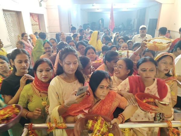 Prayagraj News: फूलों और आभूषणों से सजा मां का दरबार, सप्तमी पर कालरात्रि स्वरूप के होंगे दर्शन