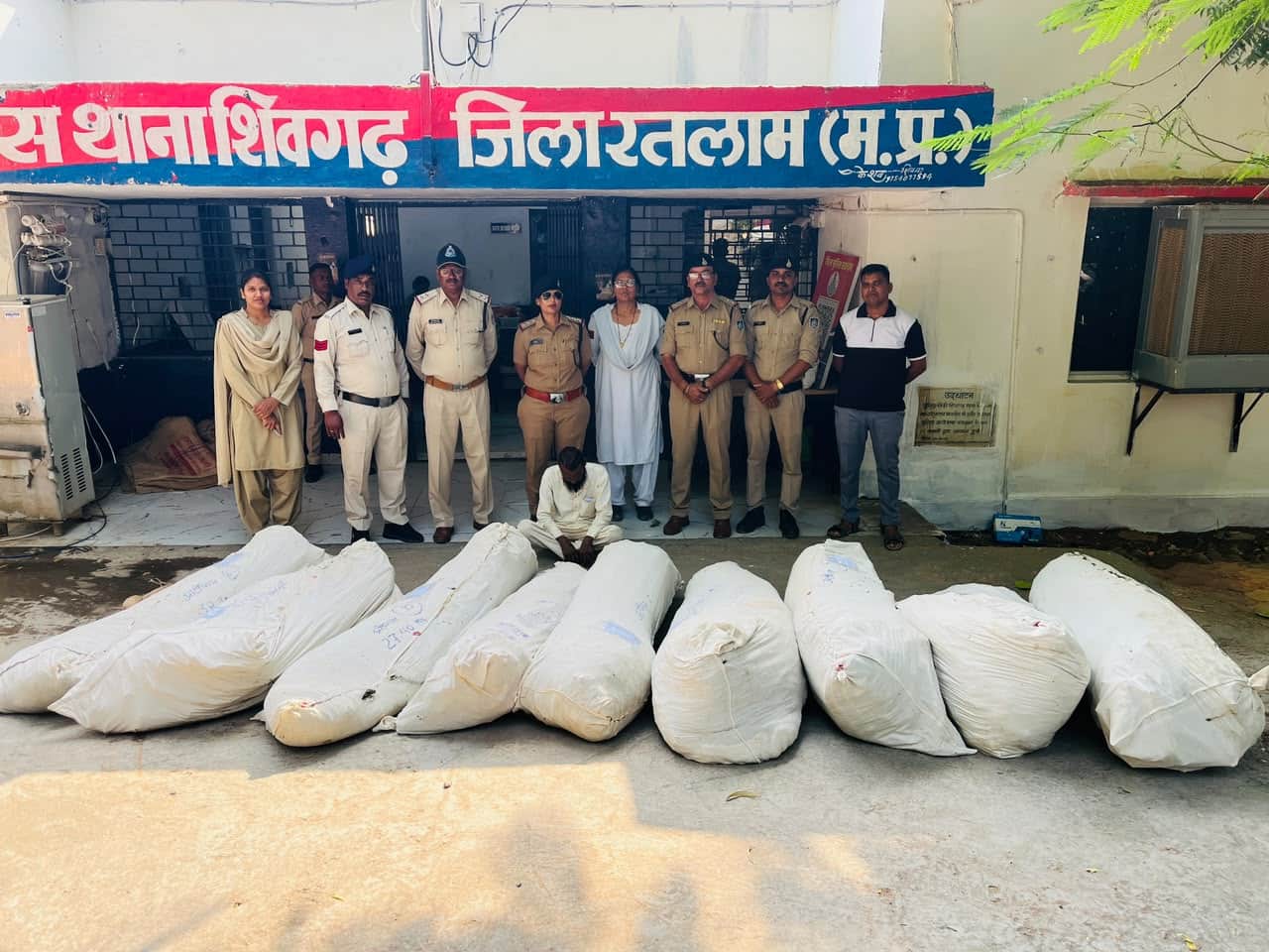 पुलिस गिरफ्त में आरोपी वीरू पारगी और गांजे के पौधे से भरे बोरे।