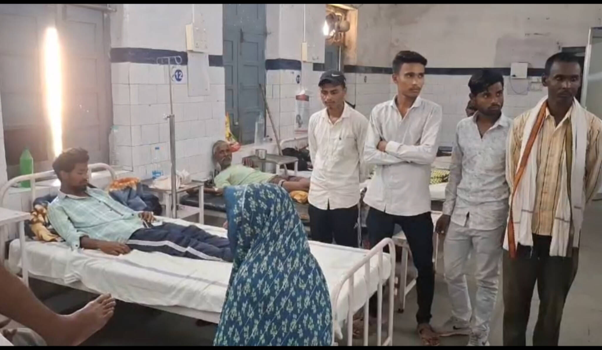 अस्पताल में भर्ती घायल युवक