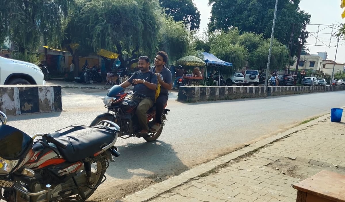 Azamgarh News: नौ महीने में कटे 22 लाख नौ हजार 256 वाहनों के चालान, फिर भी नहीं सुधरे, सड़क पर जान से खिलवाड़