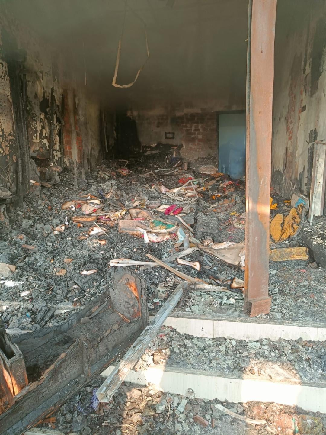 Maharajganj News: साड़ी सेंटर और ब्यूटी पार्लर में लगी आग, लाखों का सामान राख