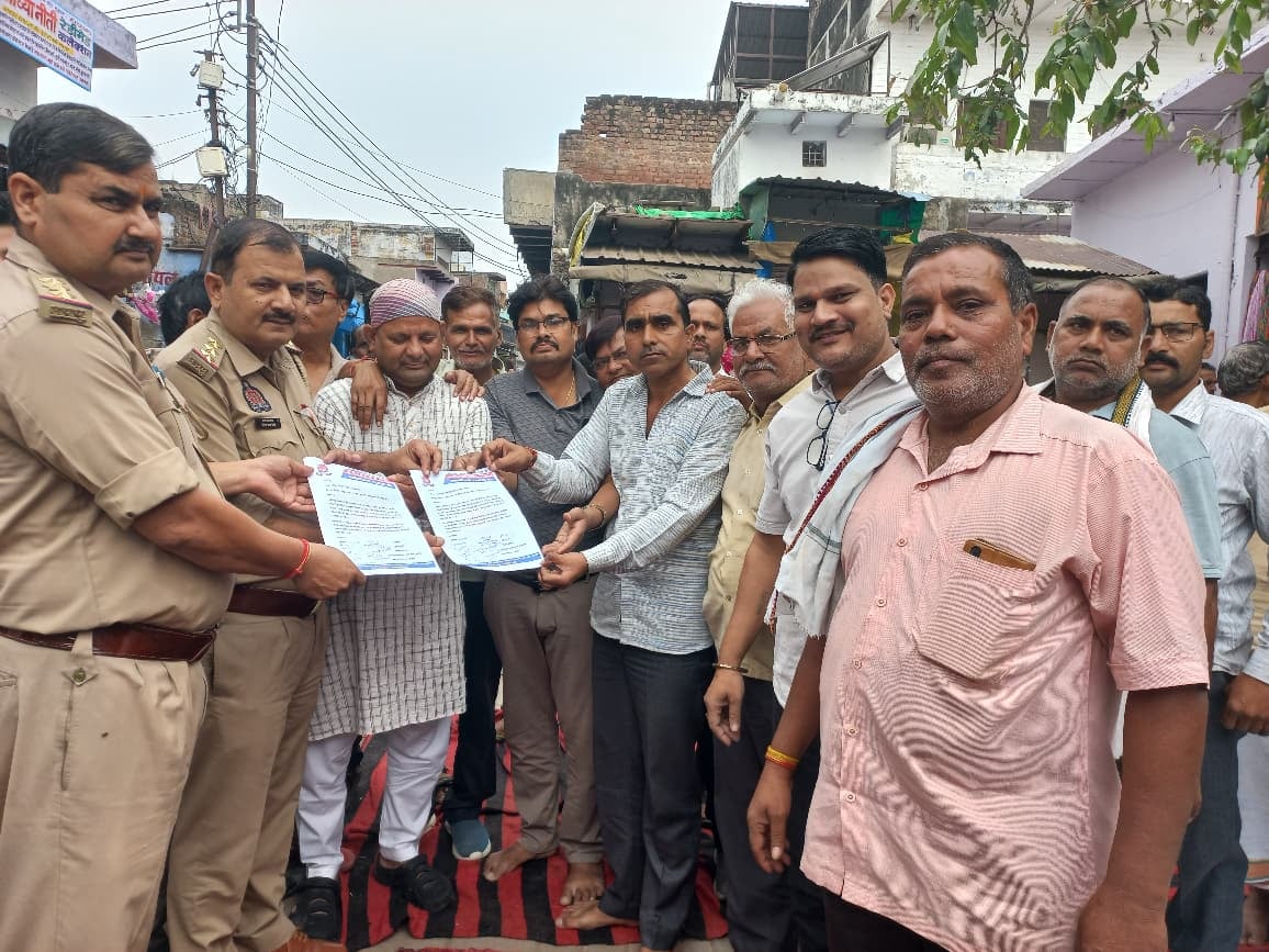 Agra News: पांटून पुल को चालू करने की तैयारी शुरू, व्यापारियों ने धरना देकर सौंपा ज्ञापन