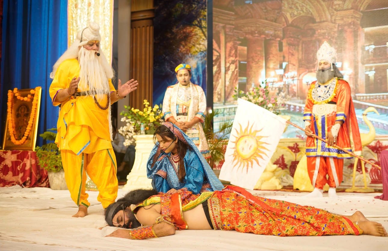 पुत्र वियोग में राजा दशरथ के प्राण त्यागे का दृश्य प्रस्तुत करते कलाकार।