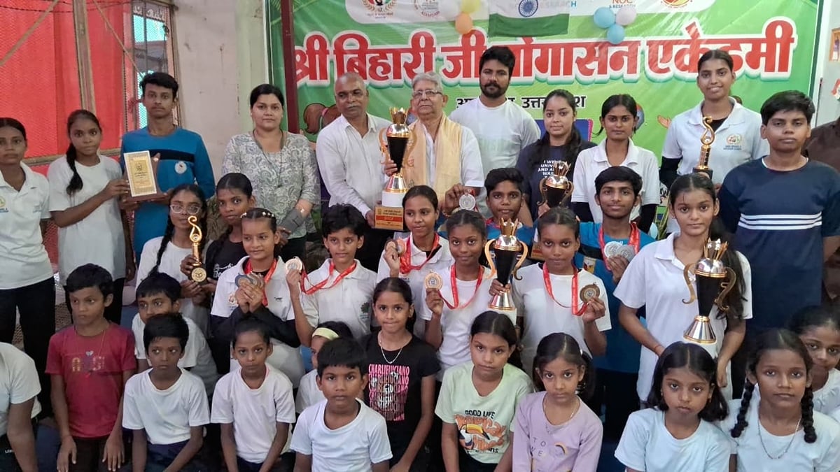 Azamgarh News: योगासन प्रतियोगिता में आजमगढ़ को 19 पदक, छह बेटियों का नेशनल के लिए चयन