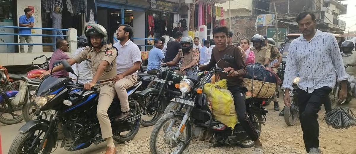 Chandauli News: एयर शो की तैयारियों का जायजा लेने बाइक से निकले डीएम-एसपी, जाम में फंसे