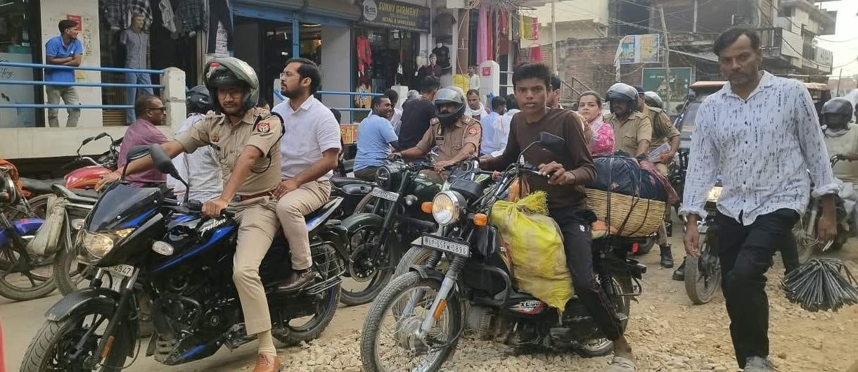 पड़ाव के बहादुरपुर मार्ग पर फंसे डीएम चंद्रमोहन गर्ग व एसपी आकाश पटेल। संवाद