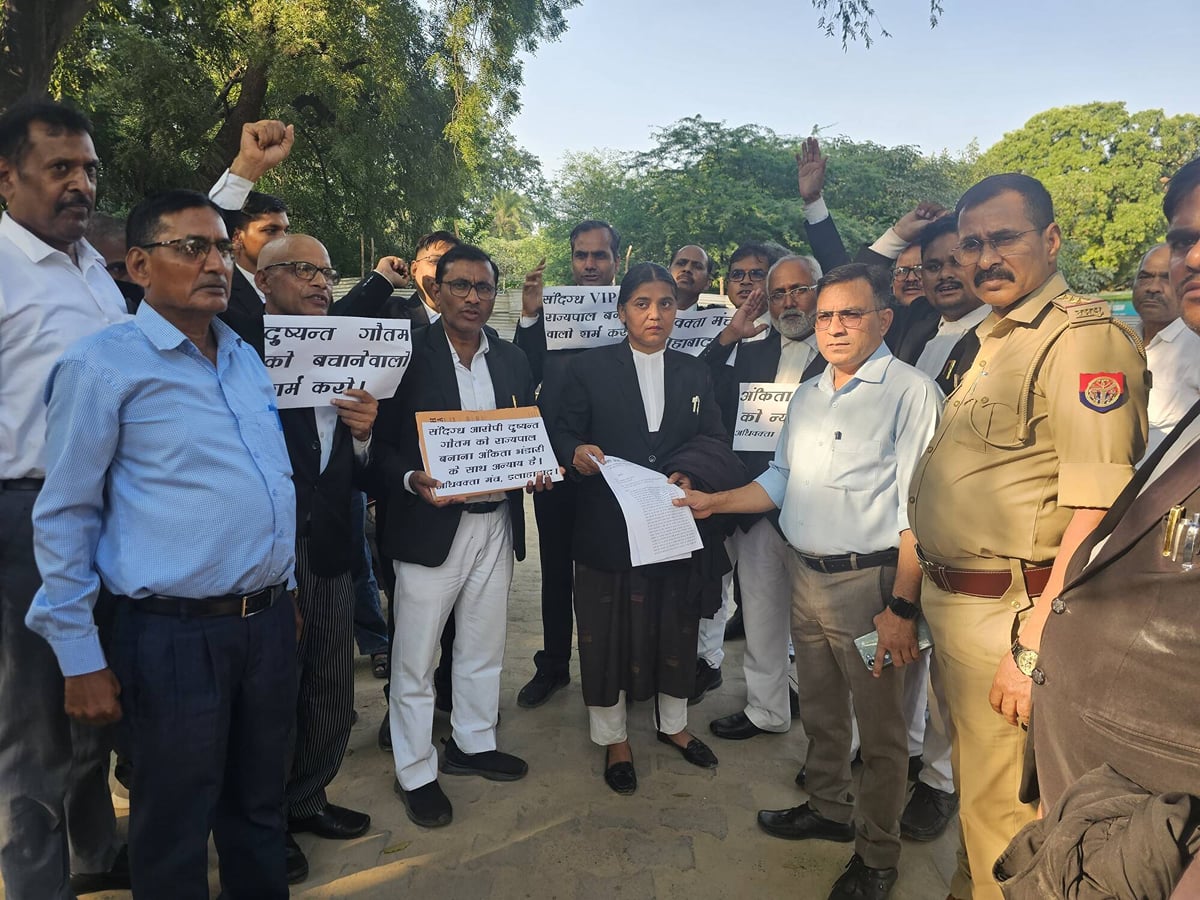 Prayagraj News: दुष्यंत कुमार गौतम को राज्यपाल बनाने पर अधिवक्ताओं ने जताया विरोध