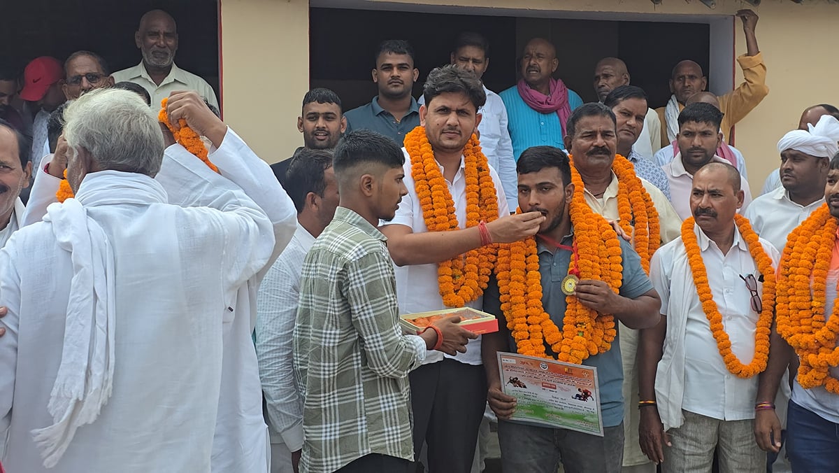 Mirzapur News: राज्य स्तरीय कुश्ती में स्वर्ण पदक जीतकर लौटे विशाल का हुआ स्वागत