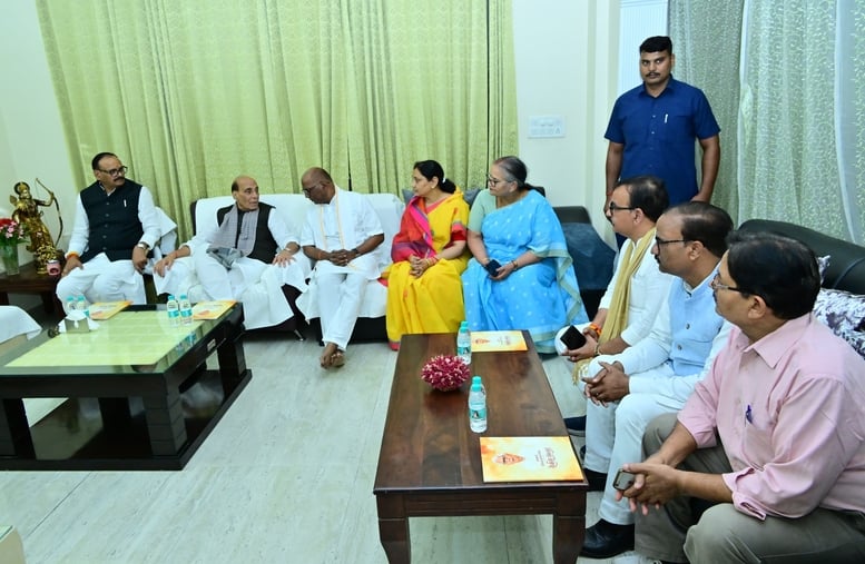 Lucknow News: रक्षा मंत्री राजनाथ सिंह ने शोक संतप्त परिवारों को ढाढ़स बंधाया