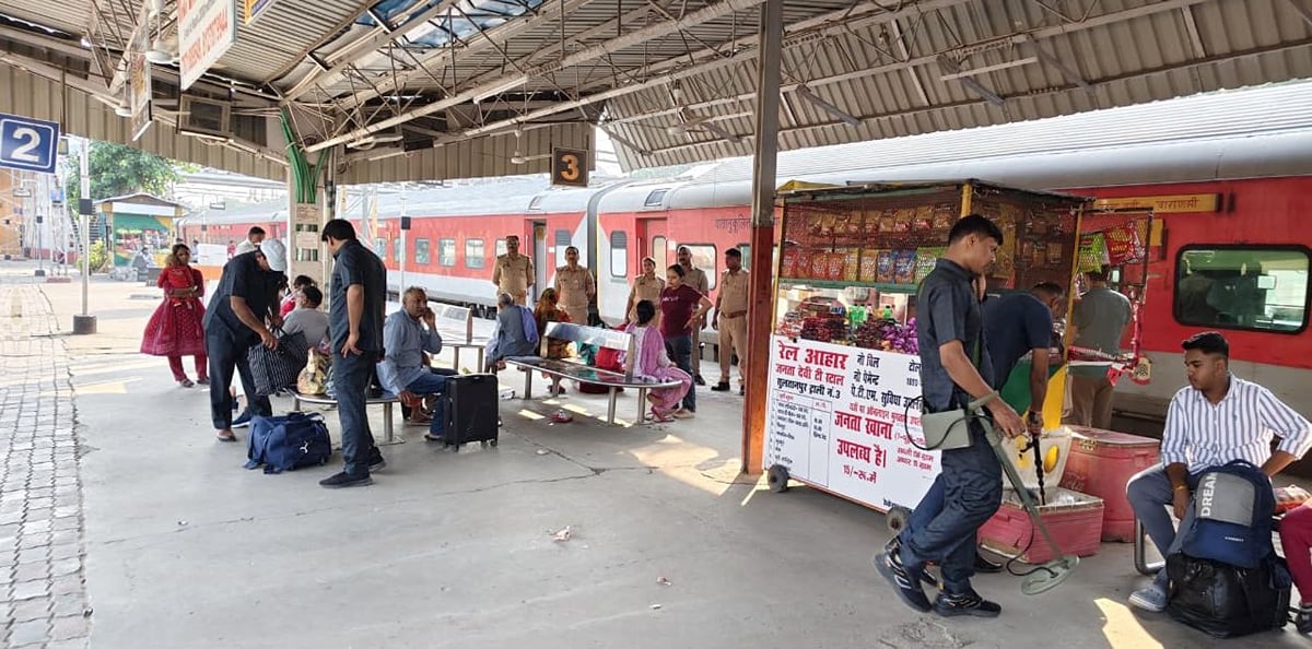 Sultanpur News: बम निरोधक दस्ते ने की सार्वजनिक स्थलों की जांच