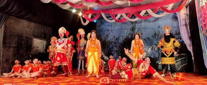 रामलीला मंचन के दौरान कलाकार।संवाद