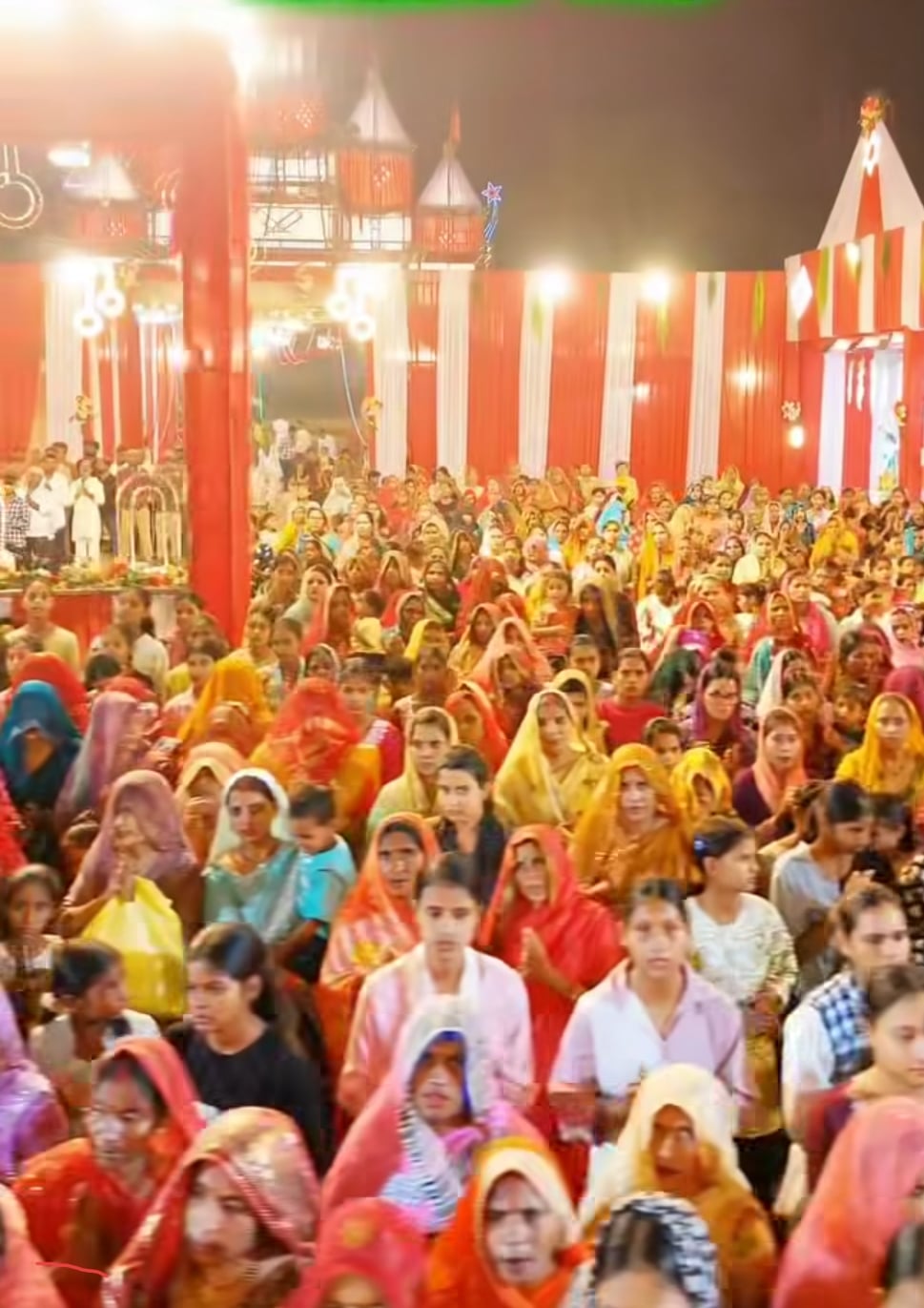 Deoria News: दुर्गा पूजा के पंडालों में दिख रही बंगाली शिल्पकला की झलक