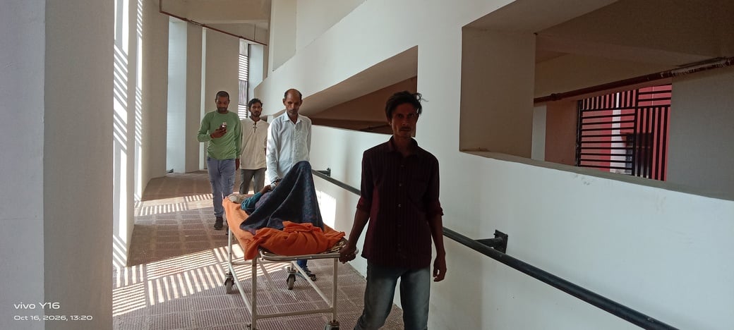Kushinagar News: मेडिकल कॉलेज की पांचों लिफ्ट खराब, रैंप के सहारे चार मंजिल चढ़ रहे मरीज