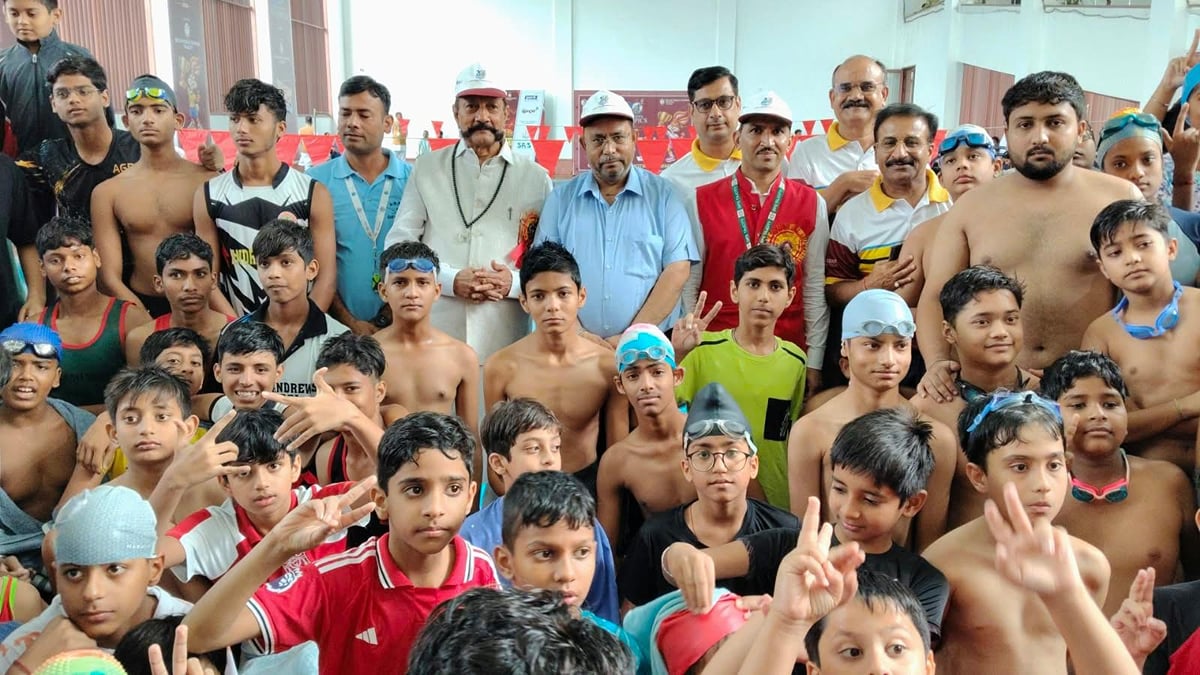 Agra News: लहरों को चीरते हुए आगे बढ़े तैराक, जीतीं स्पर्धाएं