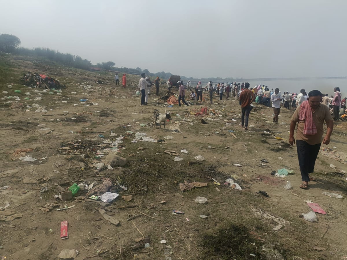 Prayagraj News: छतवा अंत्येष्टि स्थल पर गंदगी का अंबार, ग्रामीण परेशान