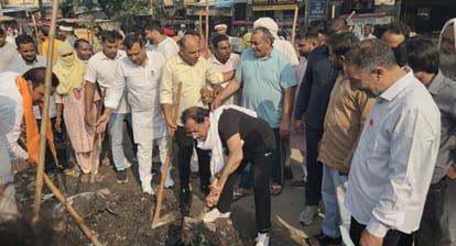 सफाई करते समालखा विधायक मनमोहन भड़ाना। संवाद