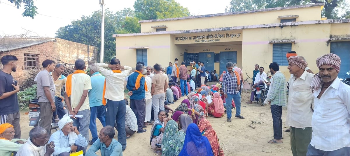 Unnao News: रात से लाइन में लगे किसान, दोपहर में खत्म हो गई खाद
