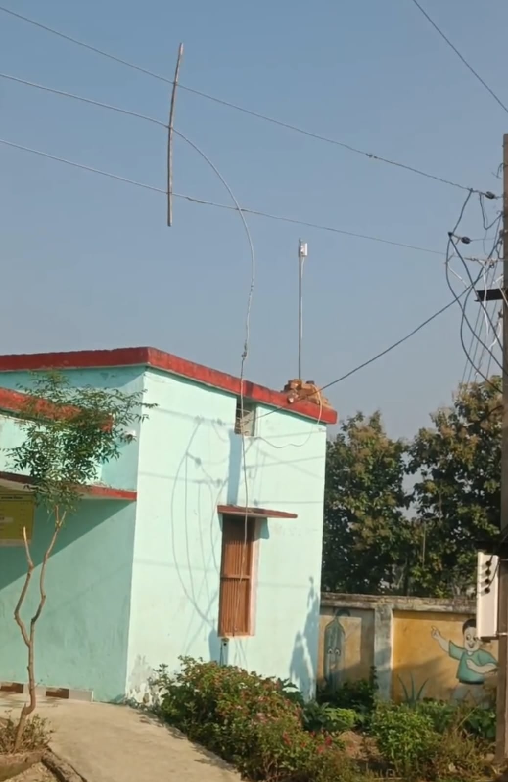 Deoria News: विद्यालय परिसर में टूटा बिजली का तार, टला बड़ा हादसा