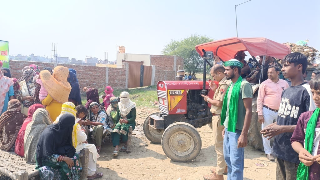 Bulandshahar News: डंपिंग ग्राउंड पर कूड़ा डालने के विरोध में ट्रैक्टरों के सामने बैठीं महिलाएं