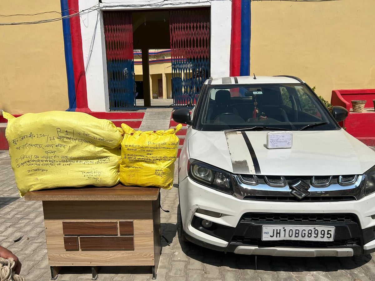 Ballia News: कार से 45 किलो गांजा मिला, दो तस्कर गिरफ्तार