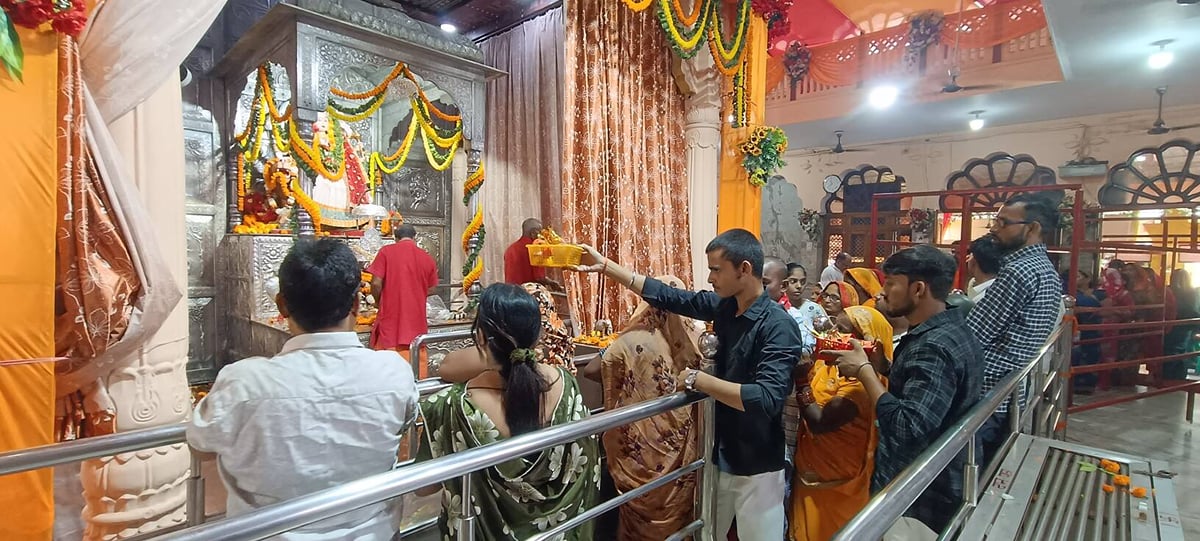Sant Kabir Nagar News: नवरात्र के दौरान श्रद्धालुओं ने की मां कात्यायनी की पूजा