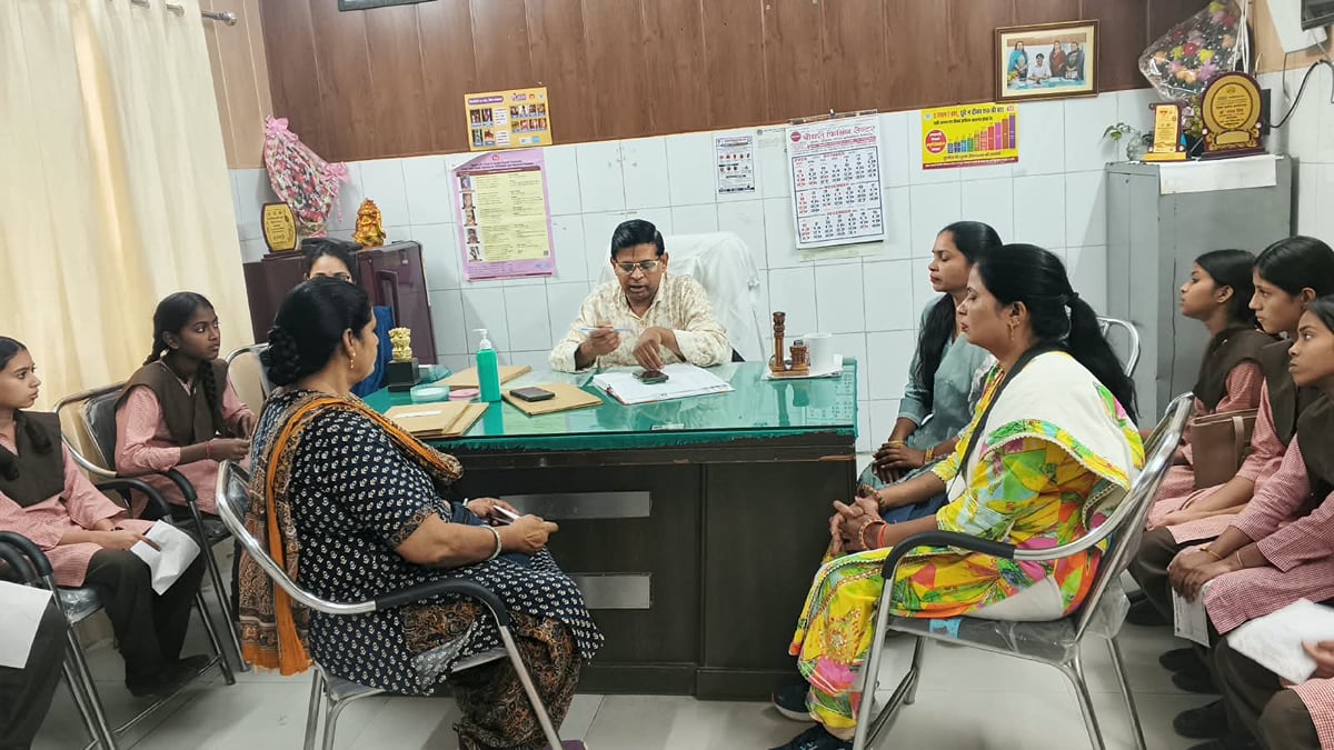 Meerut News: कस्तूरबा की छात्राओं ने सीएचसी का शैक्षिक भ्रमण किया