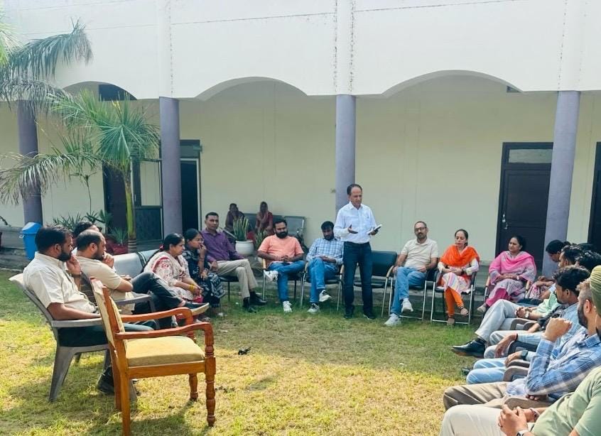 सिरसा। कॉलेज में बैठक करते हुए शिक्षक। विज्ञप्ति