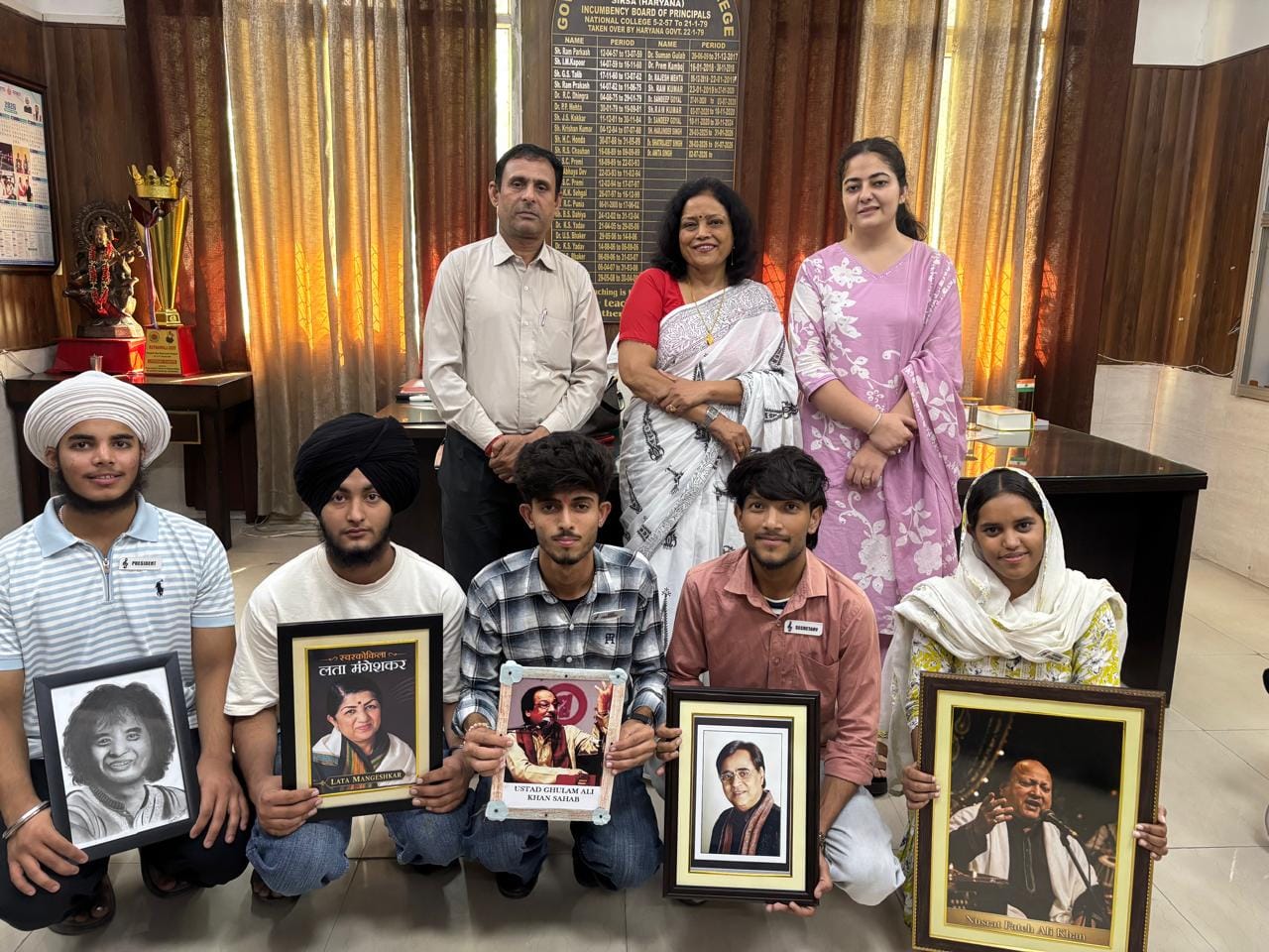 सिरसा। संगीत समिति को सम्मानित करते कॉलेज प्राचार्य। संस्थान