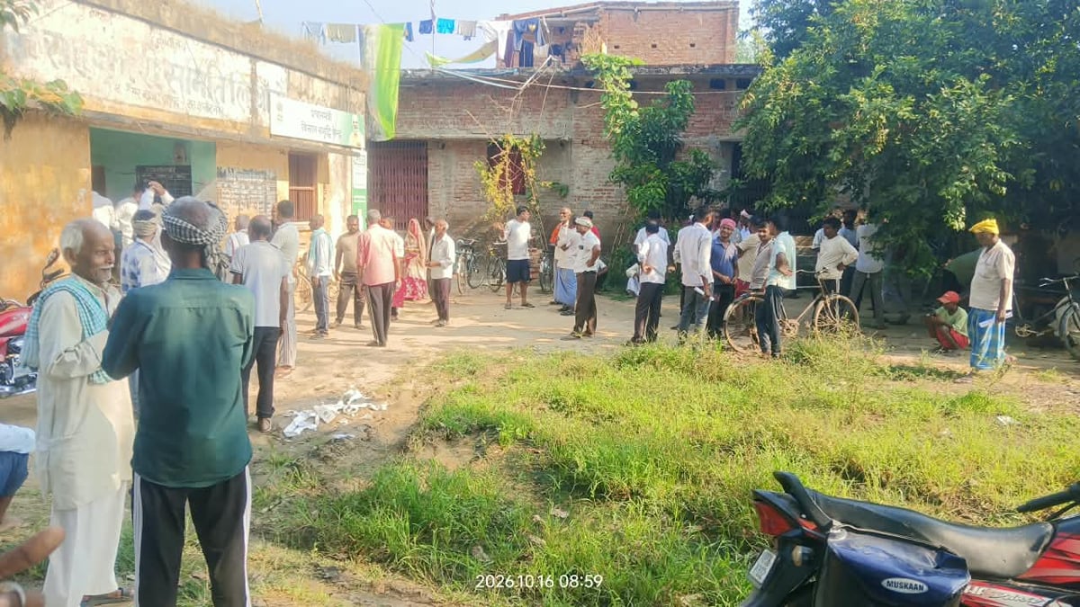 Sant Kabir Nagar News: खाद वितरण शुरू, उमड़ी किसानों की भीड़
